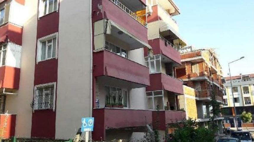 Bebeğinin Mahsur Kaldığı Eve &Uuml;st Katın Balkonundan Iple Inmek Isterken D&uuml;şt&uuml;