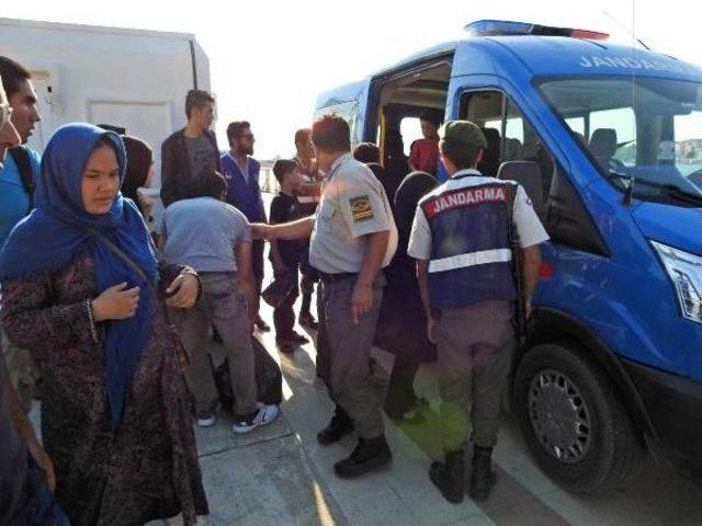 Çeşme'de 53 Kaçak Yakalandı