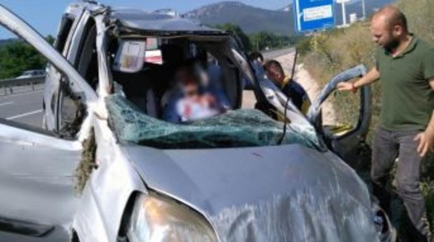 Bankete D&uuml;şen Otomobildeki 3 Kişi Yaralandı