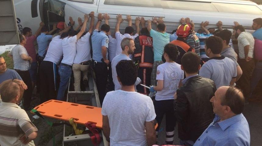 Cenazeye Giden Servis Minib&uuml;s&uuml; Takla Attı: 15 Yaralı