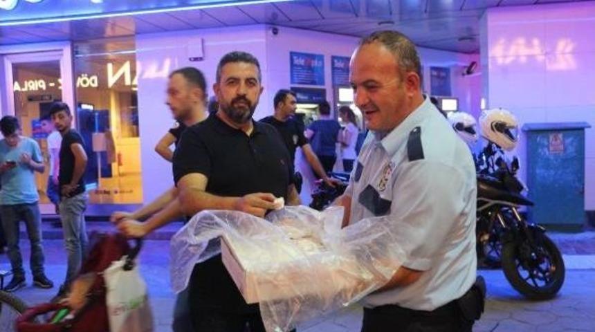 Polisler, Lokum Ikram Edip Bayramlarını Kutladı