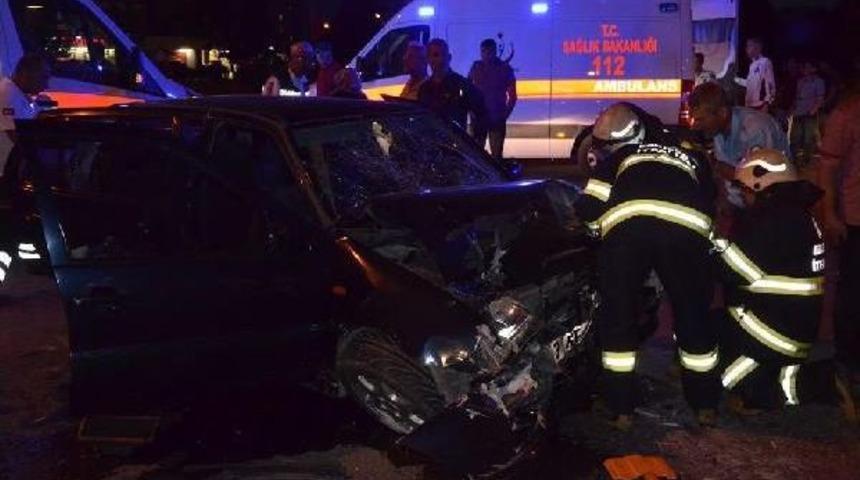 Halk Otob&uuml;s&uuml; Ile Otomobil &Ccedil;arpıştı: 7 Yaralı