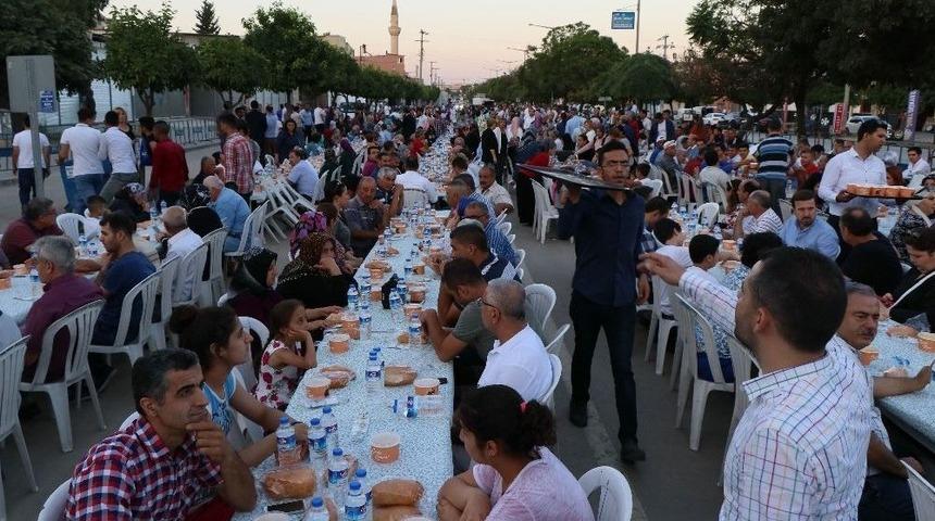 Ak Parti Adana İl Başkanlığı’ndan İftar Yemeği