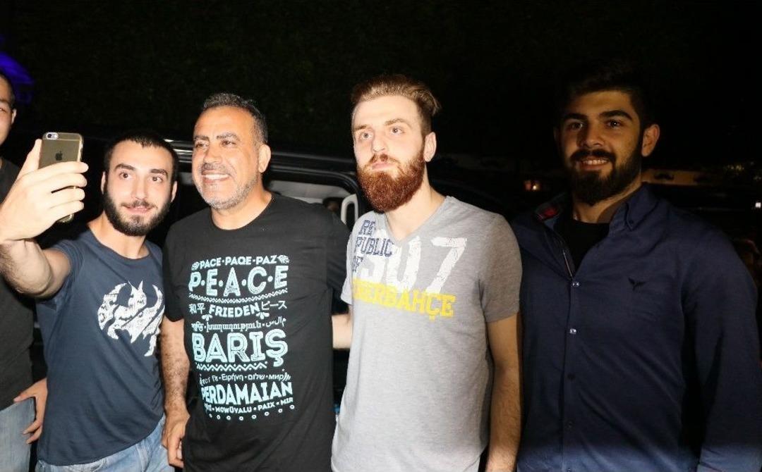 Takip&ccedil;isi &Ccedil;ağırdı, Haluk Levent Gelip 40 Kişiye Muzlu S&uuml;t Ismarladı