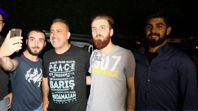 Takipçisi Çağırdı, Haluk Levent Gelip 40 Kişiye Muzlu Süt Ismarladı