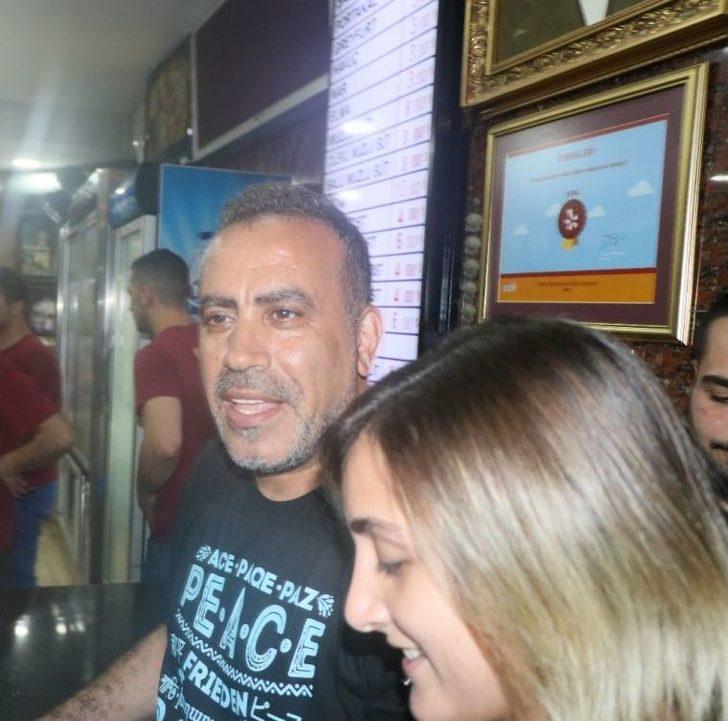 Takipçisi Çağırdı, Haluk Levent Gelip 40 Kişiye Muzlu Süt Ismarladı G1