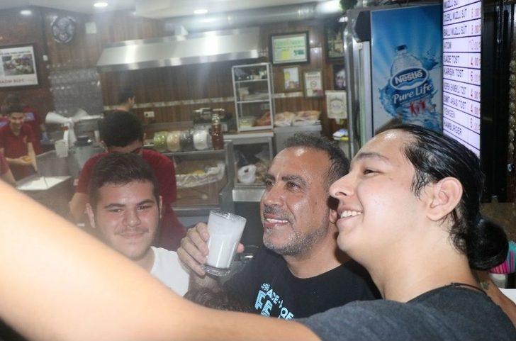 Takipçisi Çağırdı, Haluk Levent Gelip 40 Kişiye Muzlu Süt Ismarladı G2