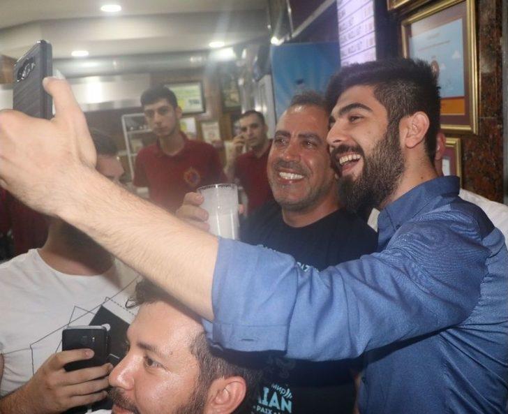 Takipçisi Çağırdı, Haluk Levent Gelip 40 Kişiye Muzlu Süt Ismarladı G3