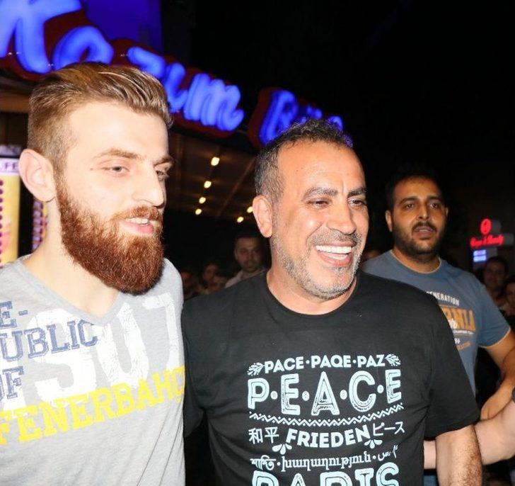 Takipçisi Çağırdı, Haluk Levent Gelip 40 Kişiye Muzlu Süt Ismarladı G4