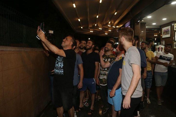 Takipçisi Çağırdı, Haluk Levent Gelip 40 Kişiye Muzlu Süt Ismarladı G5