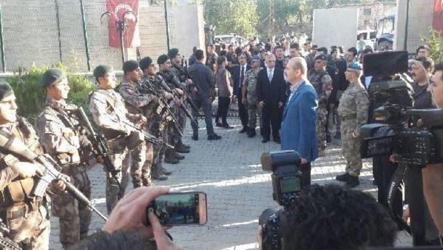 İçişleri Bakanı Soylu Bayram Namazını Çukurca'da Kıldı