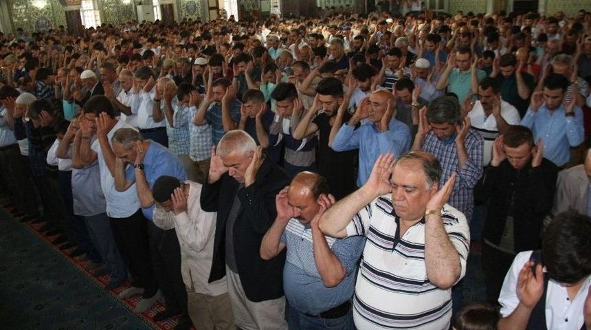 Elazığ&rsquo;da Bayram Namazında Camiler Doldu Taştı