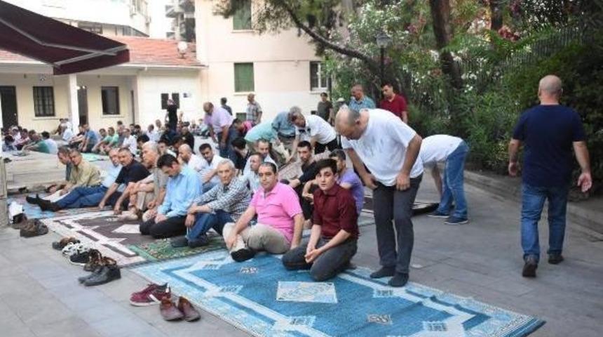 İzmir'de Bayram Namazı&nbsp;