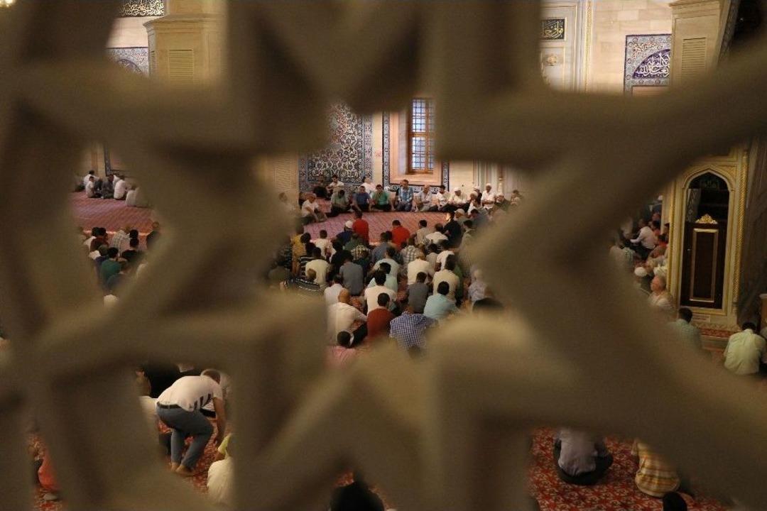 Ab Bakanı &Ouml;mer &Ccedil;elik Bayram Namazını Adana&rsquo;da Kıldı