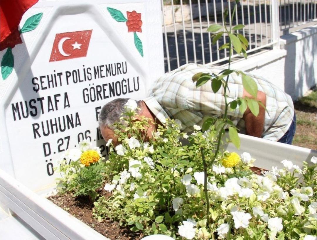 Şehit Babası, "onsuz İlk Bayramımız" Diyerek Mezarına Kapanıp Ağladı