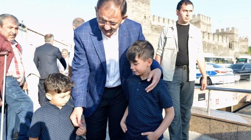 Bakan Özhaseki Bayram Namazını Hunat’ta Kıldı