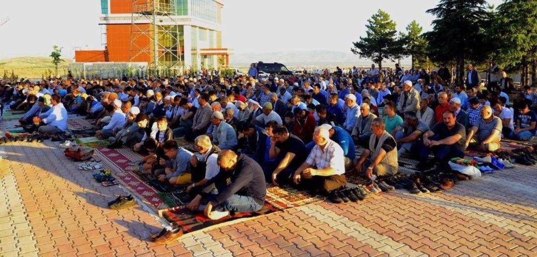 Bakan T&uuml;fenkci Bayram Namazını Malatya&rsquo;da Kıldı