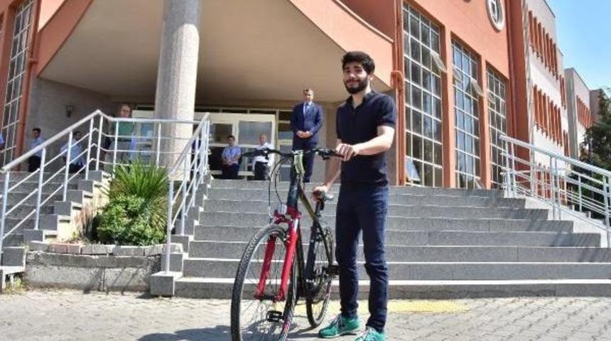 Rekt&ouml;r Bisikleti &Ccedil;alınan &Ouml;ğrenciye Bisiklet Hediye Etti