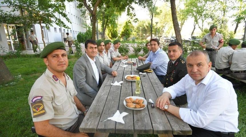 D&uuml;ndar Askerler İle Bayramlaştı