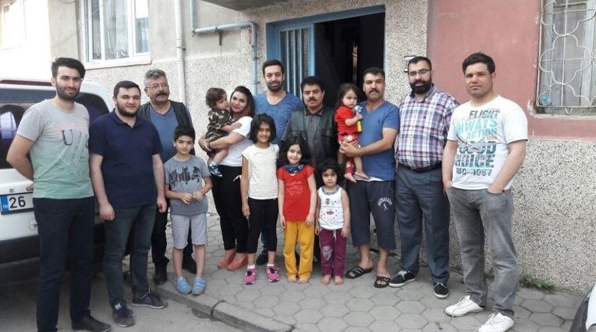 Azerbaycanlılar Derneği &Uuml;yeleri T&uuml;rkmen Ailelerle Hem Bayramlaştı Hem De Yardımlaştı