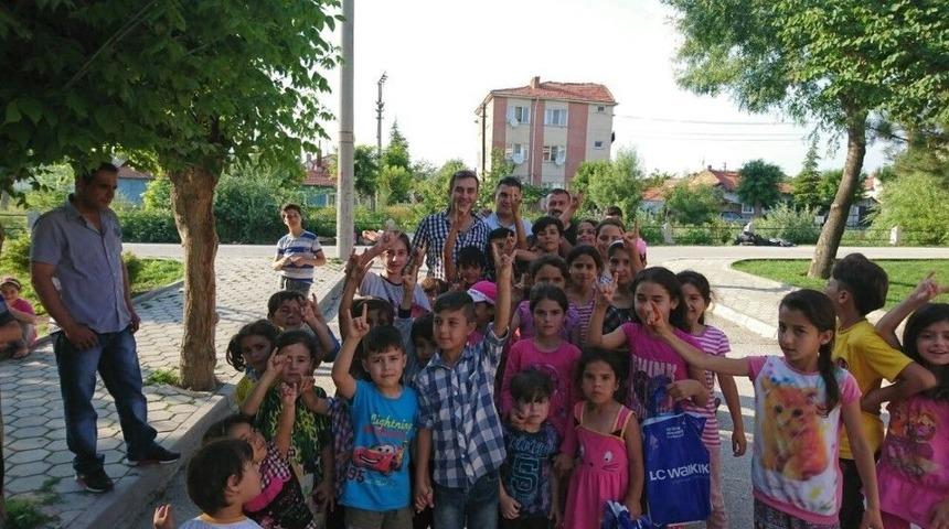 T&uuml;rkmen &Ccedil;ocukların Bayramlıklarını &Uuml;lk&uuml;c&uuml; Ağabeyleri Aldı