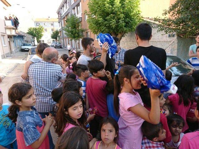 Türkmen Çocukların Bayramlıklarını Ülkücü Ağabeyleri Aldı