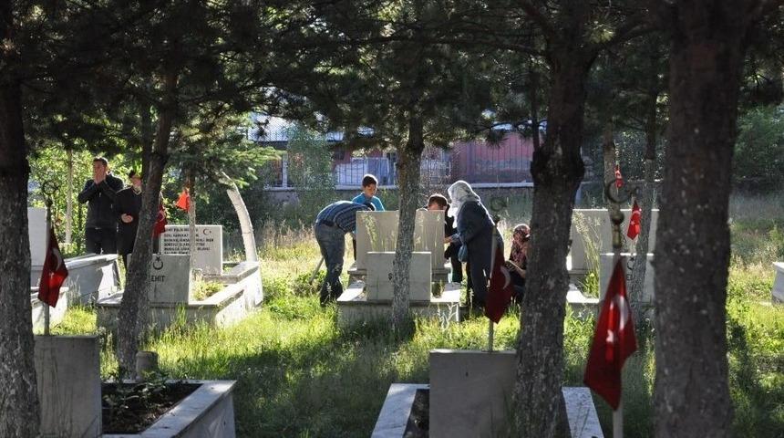 Bayram Sabahı Mezarlıklar Ziyaretçilerle Doldu