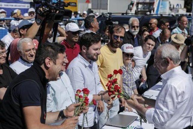 Kılıçdaroğlu,  Adalet Yürüyüşü'ne Katılanlar  Ve Gazetecilerle  Ile Bayramlaştı