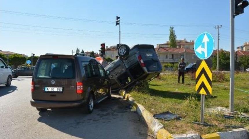 Kulu'da Iki Hafif Ticari Ara&ccedil; &Ccedil;arpıştı: 4 Yaralı