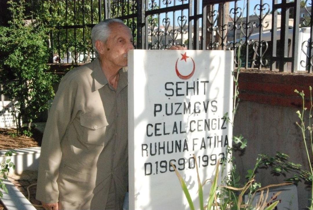 Mezarlıklarda H&uuml;z&uuml;nl&uuml; Bayramlaşma