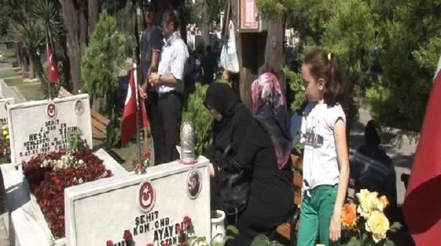 Şehitlikte H&uuml;z&uuml;n Bayram