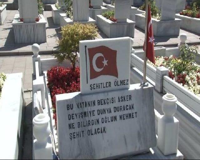 Şehitlikte Hüzün Bayram