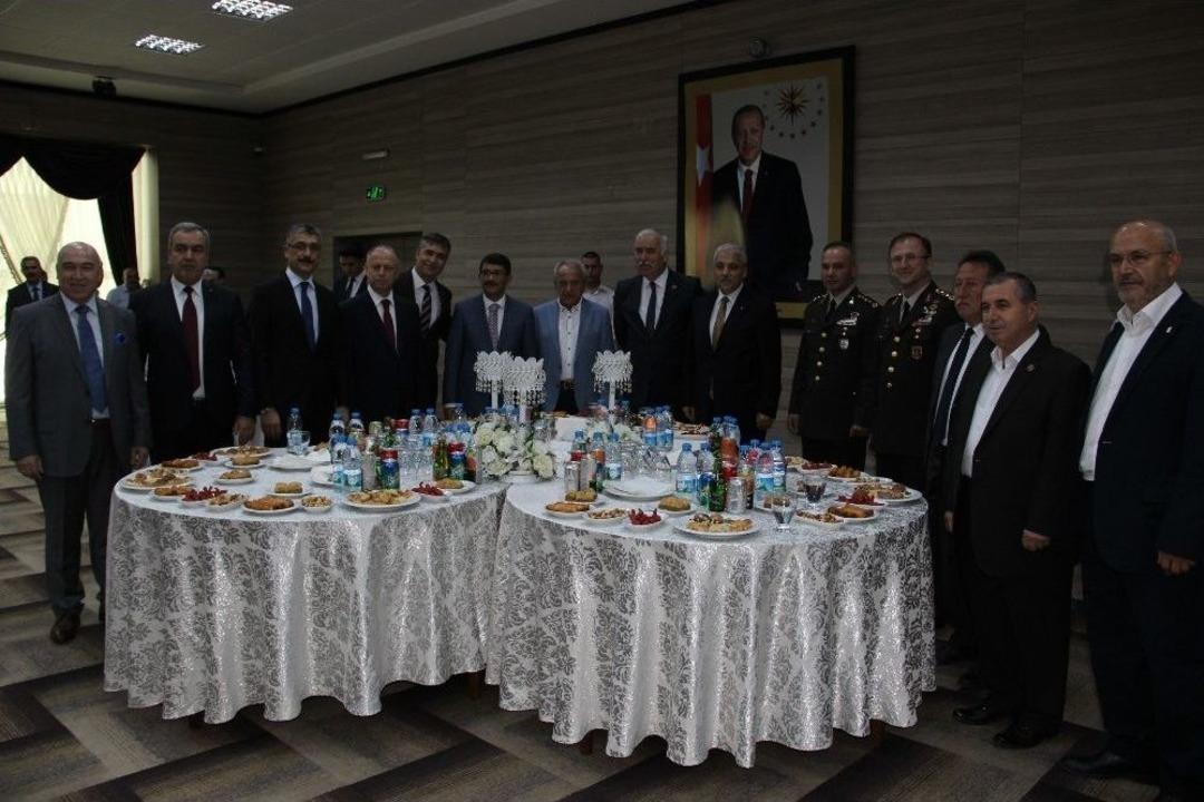 Manisa Protokol&uuml; Polisevinde Bayramlaştı