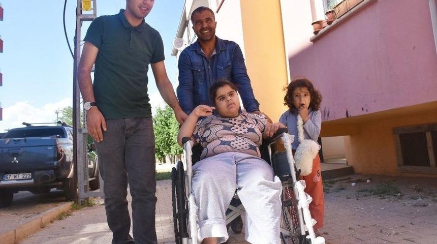 Tekerlekli Sandalyesi &Ccedil;alınan Engelli Kız &Ccedil;ifte Bayram Yaşadı