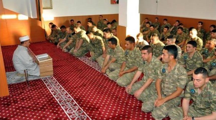 &Uuml;&ccedil; &Uuml;lkeye Olan Sınırı Koruyan Mehmet&ccedil;ik'in Bayram Sevinci