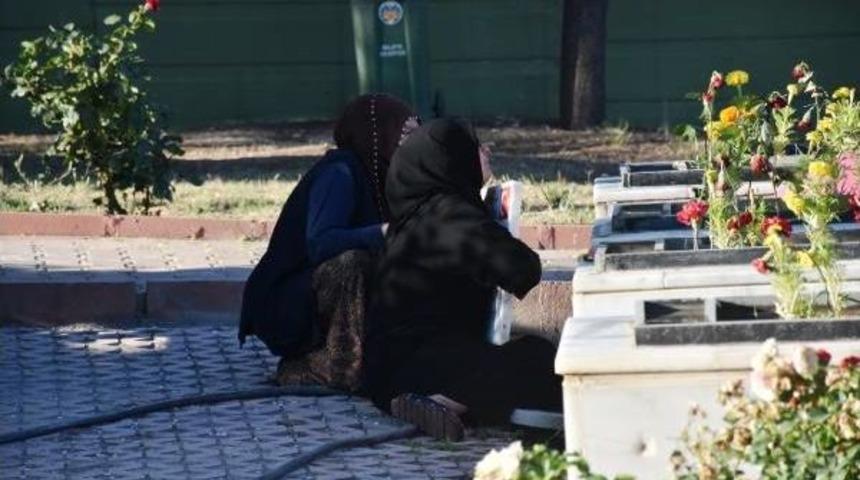 Malatya'da Şehitlikte H&uuml;z&uuml;nl&uuml; Bayram