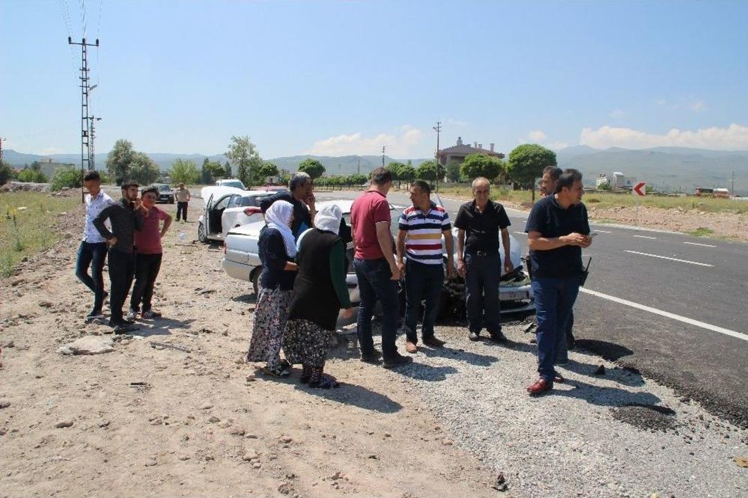 2 Otomobil Kafa Kafaya &Ccedil;arpıştı: 5 Yaralı