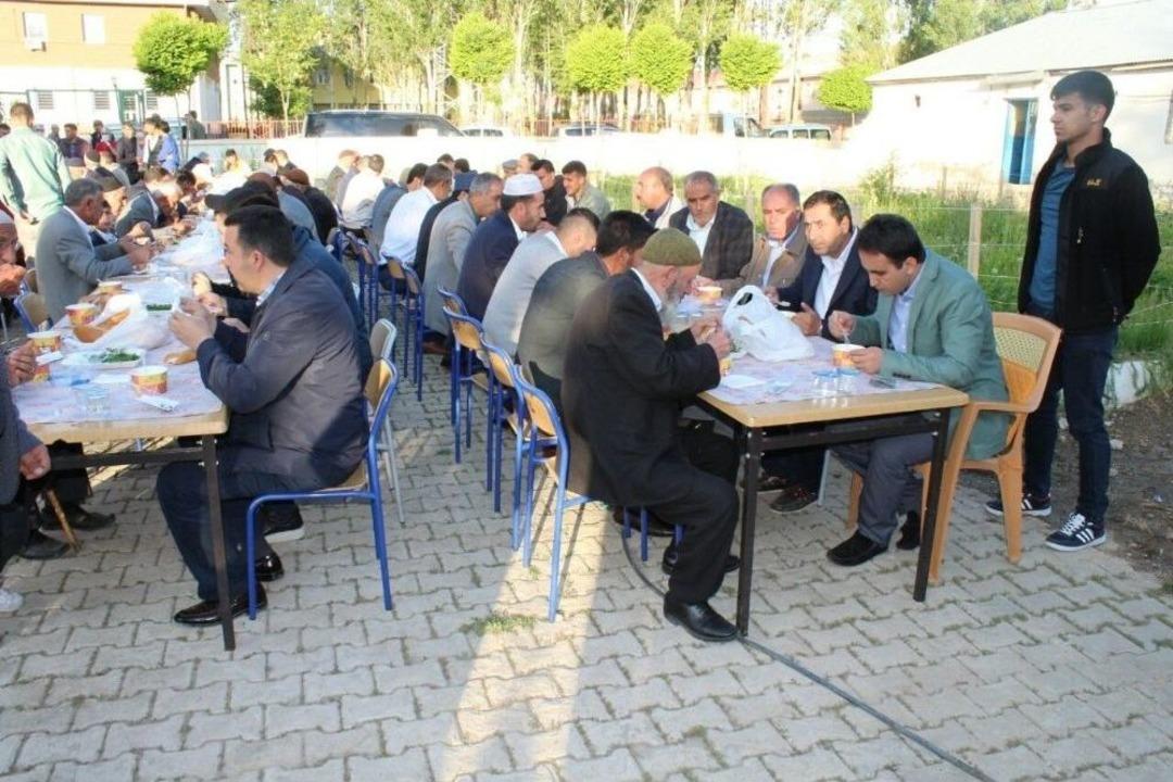 &Ccedil;aldıran Belediyesinden Bayram Namazı Sonrası Vatandaşlara &lsquo;gırar Sıbe&rsquo; İkramı