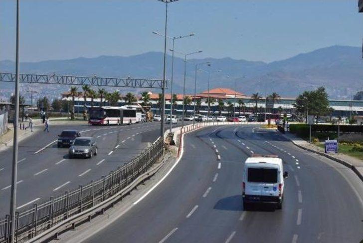 İzmir'de Meydanlar Ve Yollar Tenha, Sahiller Ve Havuzlar Doldu