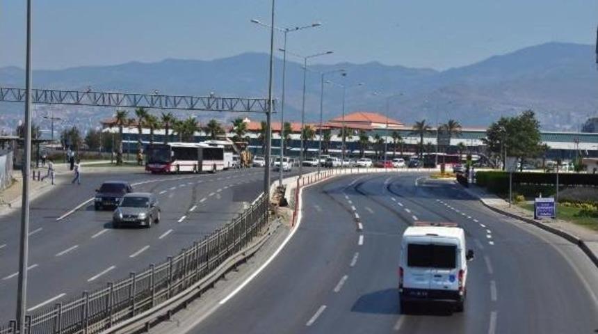 İzmir'de Meydanlar Ve Yollar Tenha, Sahiller Ve Havuzlar Doldu