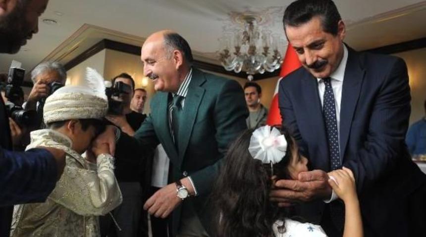 Bakanlar M&uuml;ezzinoğlu Ve &Ccedil;elik'ten &Ccedil;ocuklara Bayram Har&ccedil;lığı