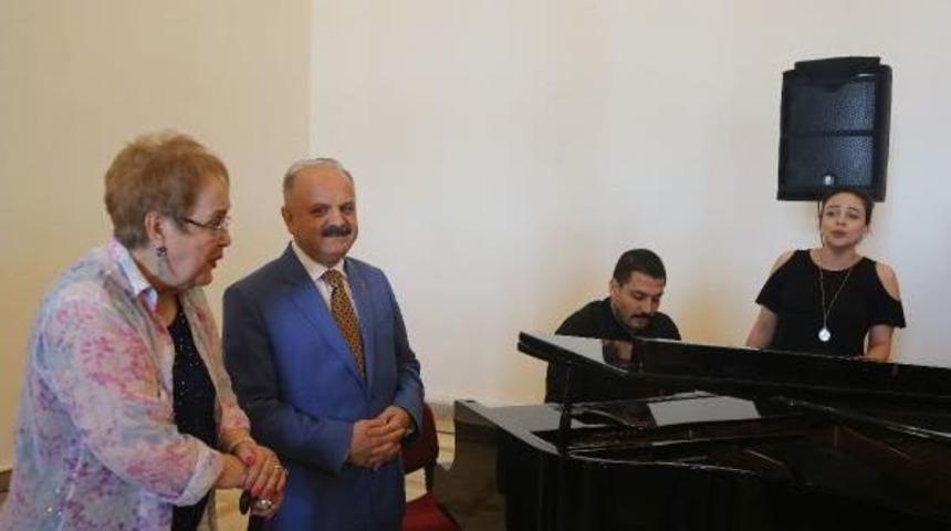 Bayramlaşmada Vali &Ccedil;akacak'a, 't&uuml;rk&uuml;'l&uuml; S&uuml;rpriz