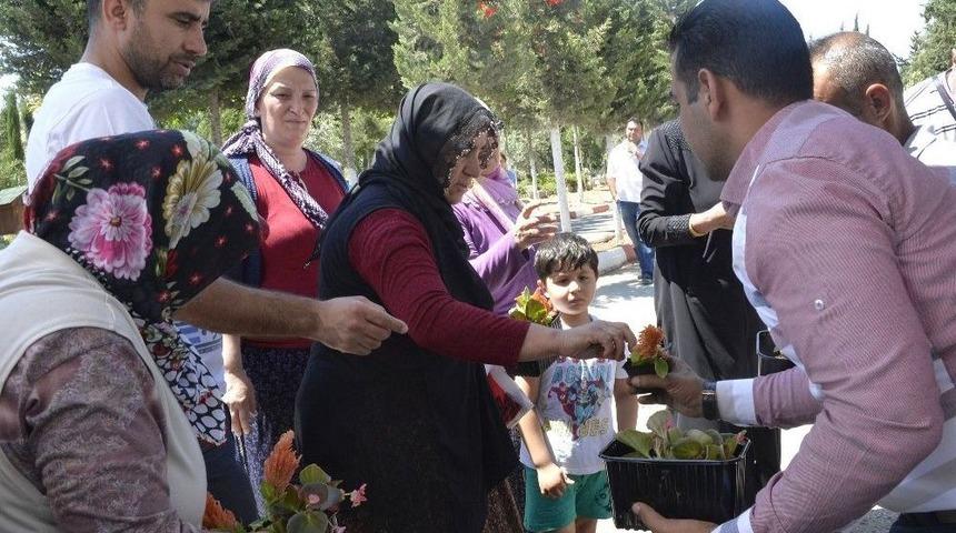 Mezarlık Ziyaretine Gelenlerin Kucakları &Ccedil;i&ccedil;eklerle Doldu