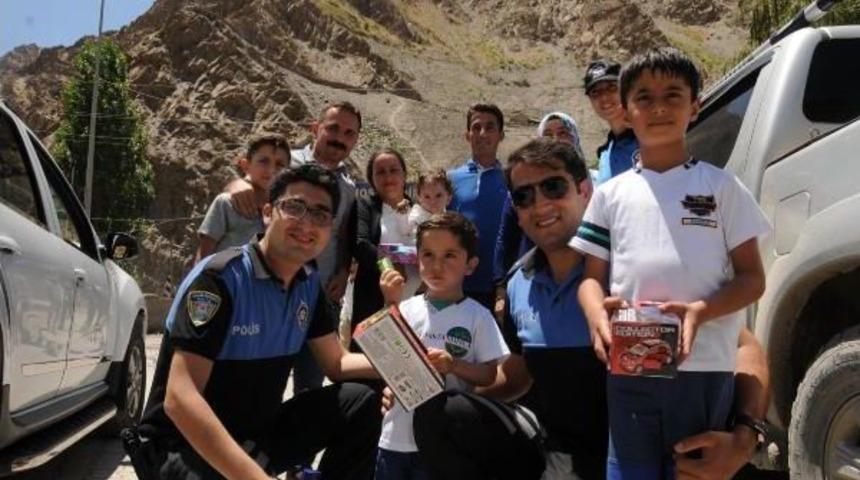 Hakkari'de Polis M&uuml;d&uuml;r&uuml;, Vatandaşlarla K&uuml;rt&ccedil;e Bayramlaştı