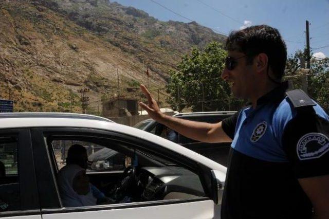 Hakkari'de Polis Müdürü, Vatandaşlarla Kürtçe Bayramlaştı
