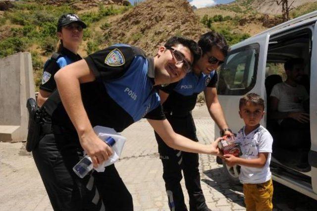 Hakkari'de Polis Müdürü, Vatandaşlarla Kürtçe Bayramlaştı