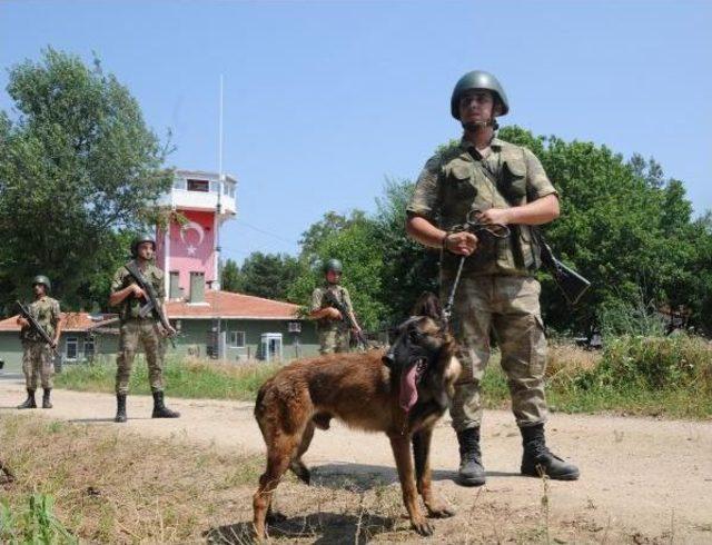 Yunanistan Sınırında Mehmetçikler Bayram Kutladı