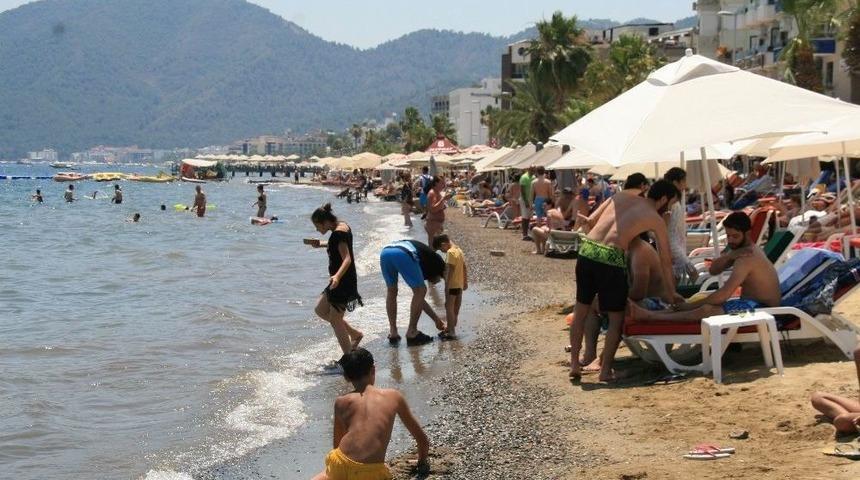 Marmaris&rsquo;te Bayramın İlk G&uuml;n&uuml; Sahillerde Hareketlilik Yaşandı