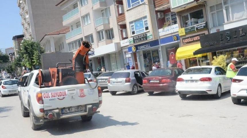 Bilecik&rsquo;in Cadde Ve Sokakları G&uuml;l Suyu Koktu