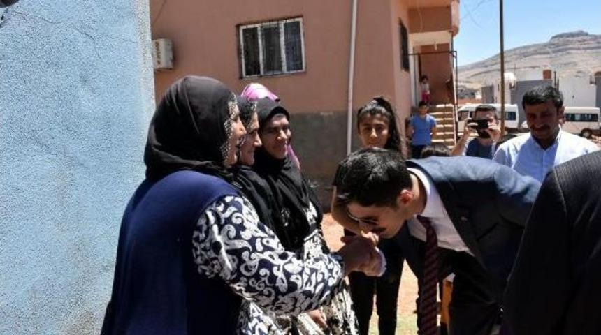 Kaymakam Kafkas, &Ccedil;ocukların Ellerini &Ouml;perek Bayramlarını Kutladı